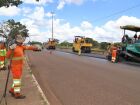 Obras de recapeamento na avenida Duque de Caxias.