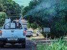 Veículo do Fumacê circula por ruas de Campo Grande com borrifação para controle do mosquito Aedes aegypti