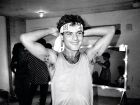 Cazuza com a bandana kamikaze, presente do amigo fotógrafo Marcos Bonisson, no backstage de Rock Concerto, na Praça da Apoteose, em 1984; a imagem está no livro 'Protegi Teu Nome Por Amor' 