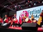 Performers vibram com o som dos tambores tradicionais no palco do Festival do Japão