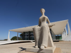 Estátua da Justiça em frente ao prédio do STF em Brasília 