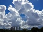 Domingo começou com sol em Campo Grande, mas previsão indica pancadas de chuva ao longo do dia.