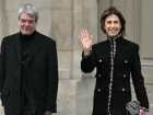 Fernanda Torres e o cineasta Andrucha Waddington, seu marido, na Semana de Moda de Paris