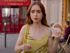 Lily Collins em cena de 'Emily in Paris' 