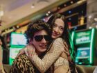 Mark Eydelshteyn e Mikey Madison em cena de 'Anora' 