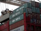 Exportações do Japão sofrem impacto contínuo das tarifas dos EUA, com destaque para queda nas vendas de carros e máquinas para chips