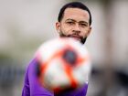 Memphis Depay retomou os treinos no CT após enfrentar dificuldades climáticas para retornar do Rio de Janeiro.