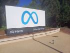 Logo da Meta instalado diante da seda da empresa, em Menlo Park, California, Estados Unidos