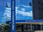 Mais de 700 mil já aderiram ao acordo com o INSS para receber reembolso de descontos ilegais; pagamentos começam em 24 de julho.