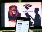 Tela do IR 2025 aberta no celular, com o clássico leão da Receita ao fundo