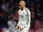 Kylian Mbappé marcou um gol e deu assistência antes de deixar o campo com dores no tornozelo, em Paris.