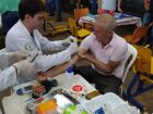 Estudante de medicina da UEMS realiza exame de sangue em caminhoneiro durante ação do projeto