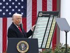 Presidente Donald Trump com o gráfico de tarifas recíprocas