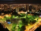 Vista aérea da Praça do Rádio Clube, no centro de Campo Grande, durante uma edição da Noite da Seresta, com milhares de pessoas reunidas sob as luzes da cidade