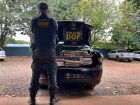 Policial do DOF durante apreensão de 26 quilos de maconha escondidos no porta-malas de um carro abordado em Ponta Porã