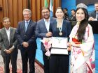 Na sequência (esq. para dir.): Suji Sato (pai de Adriana), deputado Roberto Hashioka, Sérgio Longen (marido de Adriana) e a Miss Nikkey 2025, Mariáh Silva Arakaki Mizuno Prado