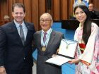 A família Yamanari representa o senhor Massaaki na solenidade e recebe, emocionada, a homenagem entregue por Renato Câmara em reconhecimento à sua contribuição à cultura japonesa em Dourados