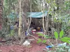 Acampamento onde criminosos estavam às margen do Rio Paraná 