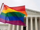 Bandeira LGBTQIAP+ é vista em frente ao prédio da Suprema Corte dos EUA 