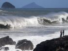 Ondas podem chegar aos cinco metros de altura entre o litoral norte paulista e a Região dos Lagos, no Rio, segundo Marinha. Na foto, praia de Boiçucanga, em São Sebastião (SP), em dia de ressaca. 