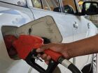 O preço médio do litro da gasolina comum, para pagamentos em dinheiro ou débito, recuou 1,36%