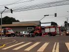 Equipe do Corpo de Bombeiros atende motociclista ferido após colisão com carro no cruzamento da Cacildo Arantes com a Doutor Zerbini, em Campo Grande.