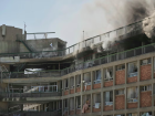 Fumaça sobe de um prédio do complexo hospitalar de Soroka após ser atingido por um míssil disparado do Irã.