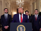 Trump anuncia o ataque ao Irã ao lado do vice, JD Vance, do secretário de Estado, Marco Rubio, e do chefe do Pentágono Pete Hegseth.