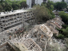 Bombeiros, equipes de resgate e militares encarregados das operações de defesa civil e recuperação se reúnem no local de um ataque direto com mísseis lançados do Irã em Tel Aviv, Israel, no domingo, 22 de junho de 2025. 