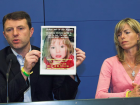 Gerry e Kate McCann, pais de Madeleine, mostram foto da filha em coletiva de imprensa em 2007. 
