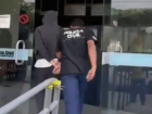 Adolescente é conduzido por policial civil à delegacia de Itaperuna, responsável pela investigação. 