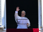 Papa Leão XIV fala para multidão da janela do palácio apostólico, na Praça de São Pedro, durante a oração do Angelus, neste dia 29 de junho de 2025. 