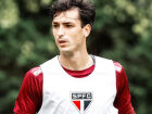 Dinenno posa com a camisa do São Paulo após assinar contrato até o fim de 2025.