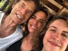 O cantor Mick Jagger, a apresentadora Luciana Gimenez e o filho Lucas Jagger. 