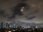 O sistema de defesa aérea de Israel dispara para interceptar mísseis durante um ataque iraniano a Tel Aviv, neste sábado, 21 