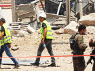 Israelenses inspecionam local atingido por míssil iraniano, em Ashdod  