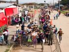 Mais de 10 mil venezuelanos cruzam a fronteira com o Brasil todos os meses em Pacaraima, no norte de Roraima
