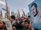 Apoiadores dos Houthis seguram fotos de Abdul Malik al-Houthi, líder do movimento, durante um comício anti-EUA e anti-Israel no Iêmen em 17 de março de 2025