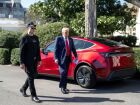 Imagem mostra o presidente Donald Trump caminhando ao lado do bilionário Elon Musk junto ao Tesla vermelho, comprado em março.