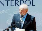 Lula recebe medalha da Interpol durante visita à sede da organização em Lyon, na França, nesta segunda-feira 
