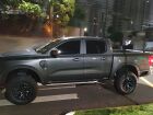 Moto ficou presa sob caminhonete após colisão no cruzamento da Rua José Antônio com a Avenida Afonso Pena, no centro de Campo Grande, na noite de domingo (29).