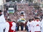 Tapetes coloridos tomam conta das ruas em celebrações tradicionais de Corpus Christi