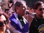 Governador de São Paulo, Tarcísio de Freitas (Republicanos), cantando durante a Marcha para Jesus com a bandeira de Israel. 