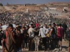 Imagem desta quinta-feira, 26, mostra palestinos próximos a centro de distribuição de alimentos em Khan Younis, sul da Faixa de Gaza. Principal passagem no norte foi fechada por dois dias, anunciou governo de Israel 