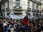 Apoiadores da ex-presidente argentina a apoiam na frente de sua residência. 