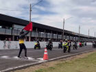 Sinalização de largada marca o início de mais uma bateria da competição; campeonato segue calendário estadual de motovelocidade.