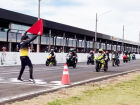 Sinalização de largada marca o início de mais uma bateria da competição; campeonato segue calendário estadual de motovelocidade.