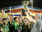Jogadores do Náutico recebem a taça das mãos do presidente da FFMS, Estevão Petrallás 