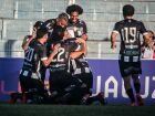 Jogadores do Operário comemoram o primeiro gol do jogo, marcado por João Nogueira no segundo tempo 