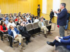 Governador Eduardo Riedel conversa com novos trainees do programa de gestão pública de MS. 